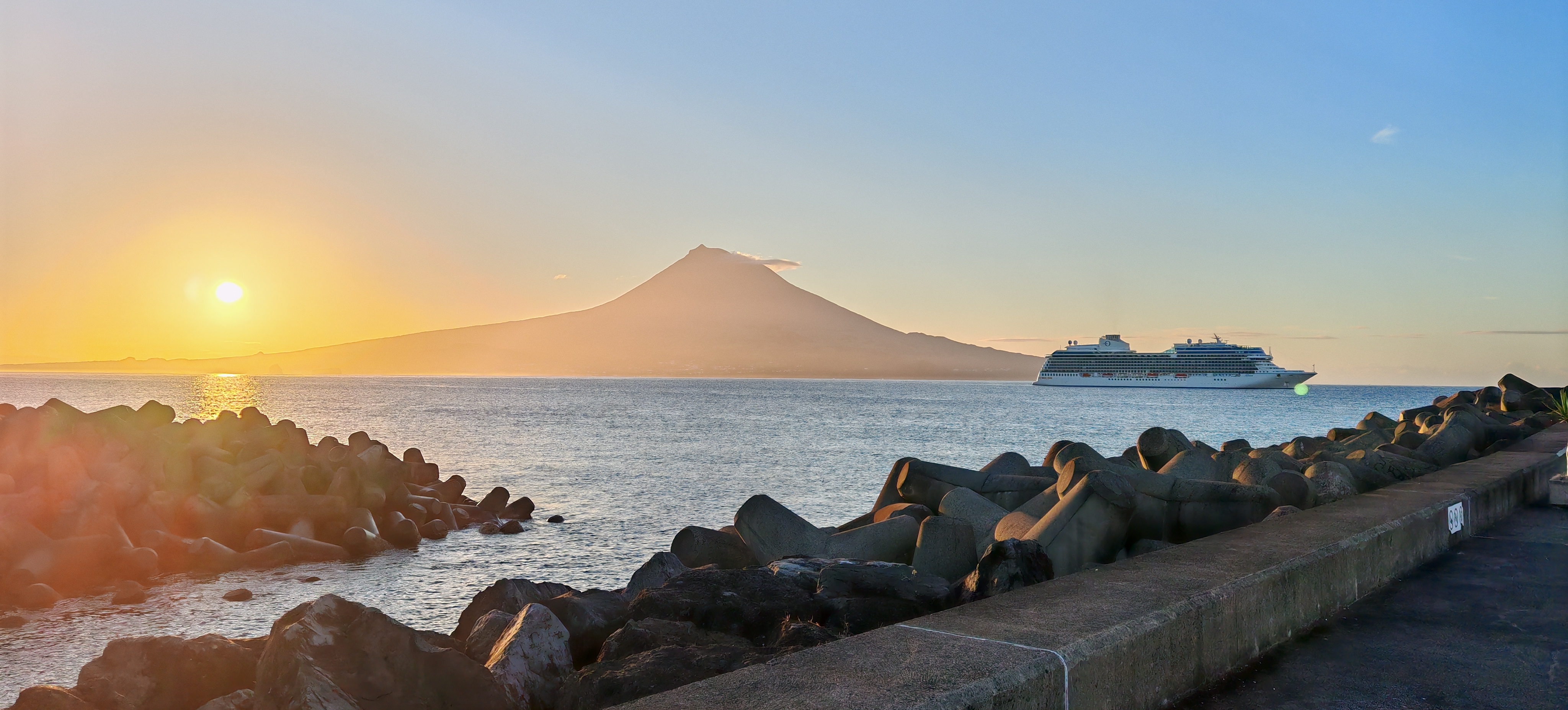 Pico visto do Faial ao pôr do sol